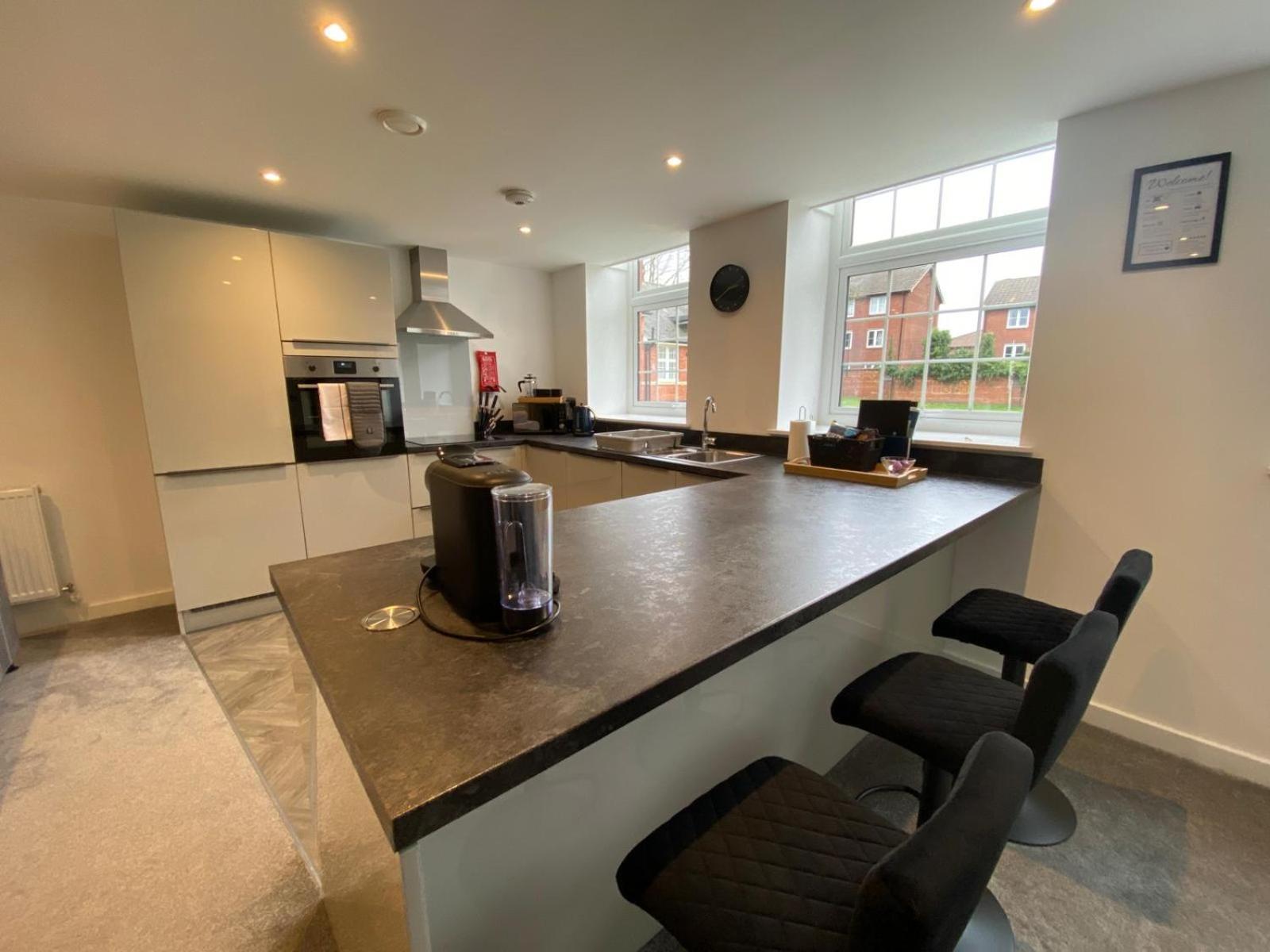 Stylish & Contemporary 2-Bed Townhouse - Parking - Wi-Fi - Netflix Apartment Worksop Exterior photo