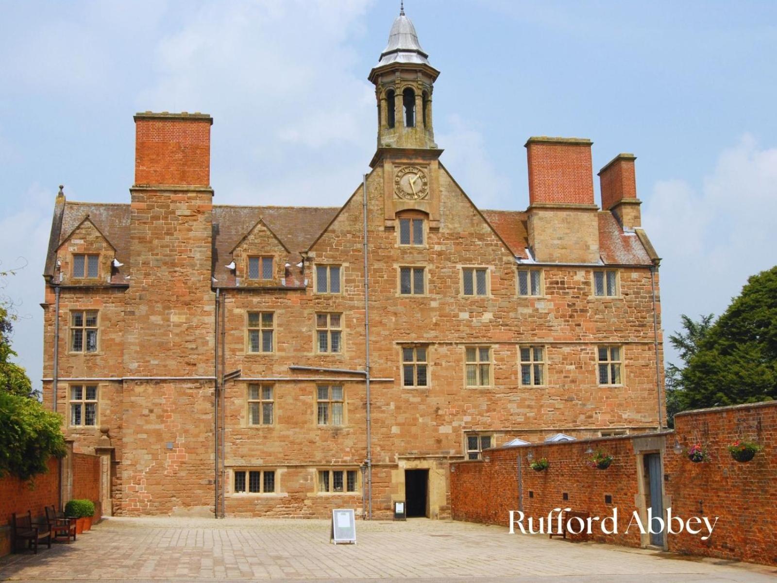 Stylish & Contemporary 2-Bed Townhouse - Parking - Wi-Fi - Netflix Apartment Worksop Exterior photo
